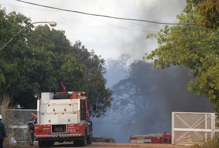 Incêndio de grandes proporções atinge almoxarifado da Eletrobras na BR-343